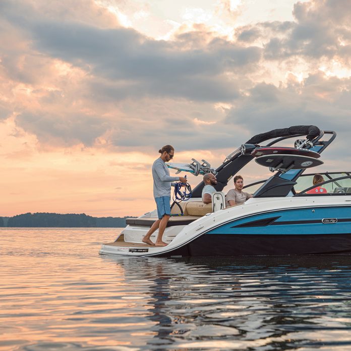 2025-SDX-250-Surf-SDS250-lifestyle-starboard-stern-friends-wakesurfing-sunset-02722