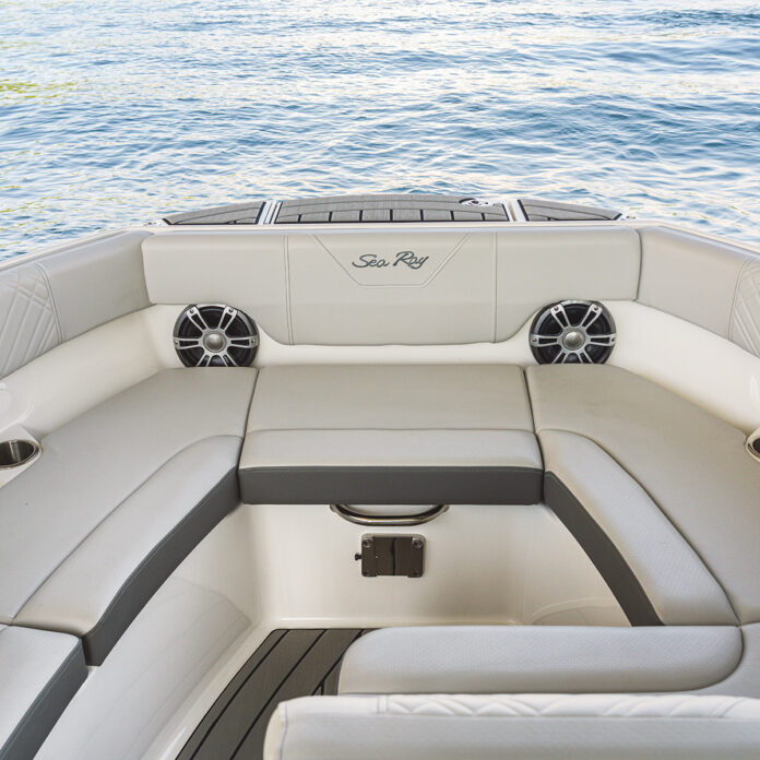 SDX 230 Outboard bow seating