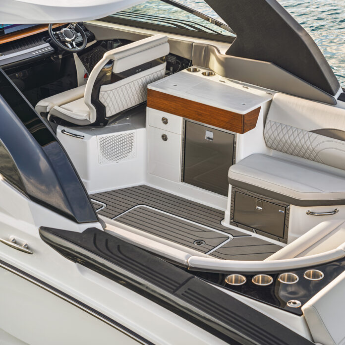 SLX 360 Outboard wet bar and refrigerators