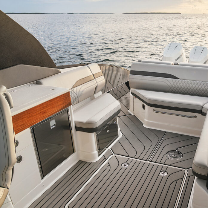 SLX 360 Outboard wet bar and refrigerators